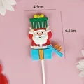 Décoration de gâteau Père Noël en PVC souple pour Noël, dimensions 4,5 cm x 6,5 cm - Père Noël en Boîte Cadeau (3007)