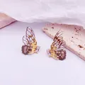 Elegantes pendientes de mariposa 3D degradados con cristales y finos detalles en oro - Estilo Hoja de Oro / Gris