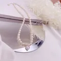 Elegante Süßwasserperlenkette mit einem funkelndem herzförmigem Zirkonia-Anhänger - Weißer Strass-Herz-Stil / Silber