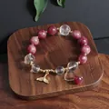Nahaufnahme eines Armbands aus rosa Turmalin und Kristall mit goldenem Fischschwanz-Anhänger - Fischschwanz Anhänger Stil / Rosa (Rosa Turmalin Fischschwanz Quaste)