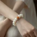 Élégant bracelet en perles de racine de bodhi blanc avec une perle orange accent - Style Bodhi Jaune