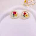 Vue détaillée de boucles d'oreilles triangulaires avec de vraies fleurs séchées - Triangle Irrégulier / Blanc Crème