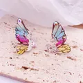 Pendientes de botón con alas de mariposa en degradado 3D y brillantes pedrería irisada - Base de Plata / Arcoíris