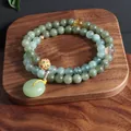 Detailansicht eines zweireihigen Armbands aus grüner Jade mit einem Pingan-Schnallenanhänger - Birma-Jade Sicherheits-Schnalle Transfer-Perle Stil / Grün