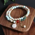 Detalle de una pulsera de varias vueltas de piedra natural con colgante de hebilla de paz de jade. - Pulsera de Hebilla de Paz de Piedra Shoushan
