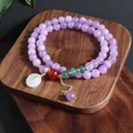 Detalle de pulsera de varias vueltas de piedra natural con Ping'an Kou blanco y cuentas púrpuras. - Pulsera Hebilla Ping'an Kunzita