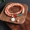Detalle de pulsera de piedra natural de varias vueltas con colgante de jade blanco - Pulsera de Hebilla de Paz de Piedra del Sol