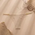 Nahaufnahme eines nahtlosen beigefarbenen Thongs mit goldenen Metallringen - S / Unterteile / Hautfarben