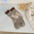 Chaussettes mi-hautes avec illustration de lapin mignon aux tons terreux pour femmes tendance - Kaki