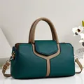 Détail d'un sac oreiller de luxe en cuir grainé vert foncé et beige avec motif en Y - 30*11*17 / Vert