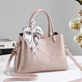 Elegante bolso rosa con motivos florales, gran capacidad y detalle de pañuelo seda. - 28*13*19 / Rosa