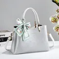 Elegante bolso de mano blanco con texturas de hojas y una bufanda floral en el asa - 28*13*19 / Blanco Albaricoque