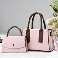 Détail de l'ensemble de 2 sacs à main rose et marron avec tote bag et bandoulière - Ensemble Deux Pièces Sac Principal Avec Pochette / 29*12*19 / Rose