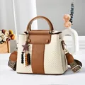 Bolso elegante con asa metálica circular y detalle de colgante de estrella y cuentas - 23*12*19 / Blanco y Amarillo