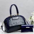Detail von dunkelblauem Handtaschen-Set mit Blumenprägung, Lack-Finish und Goldbeschlägen. - 29*13*22 / Blau