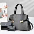 Vista detallada del juego de 3 bolsos grises con estampado de cocodrilo, cartera y sobre. - Set de tres piezas / Gris
