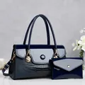Détail d'un ensemble de sacs à main bleu marine avec motif crocodile et pochette assortie. - 30*12*17cm / Bleu