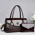 Élégant ensemble de deux sacs à main brillants avec motif crocodile et breloque coquillage - 30*12*17cm / Café