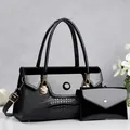 Vue détaillée de l'ensemble de sacs à main noirs à motif crocodile avec pochette assortie - 30*12*17cm / Noir