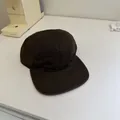 Casquette de baseball rétro marron foncé à 5 panneaux à bord court dans un décor minimaliste - 56-58cm (Réglable) / Marron