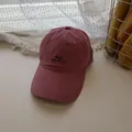 Casual σκούρο ροζ βαμβακερό καπέλο μπέιζμπολ με κέντημα feel good και λεπτομέρεια - 56-58cm / Ροζ