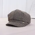 Stilvolle gestreifte Schiebermütze in Dunkelbraun mit elegantem Metall-Logo-Detail - 56-58cm / Mehrfarbig Gestreift (alo) / Achteckige Mütze in Kaffee