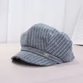 Blaue nadelstreifen schirmmütze mit goldfarbenem metall-logo, zeitloser baker boy stil. - 56-58cm / Blau und Weiß Gestreift (alo) / Achteckige Mütze in Blau