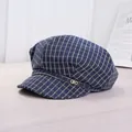 Marineblaue gestreifte Schiebermütze mit goldenem Karomuster und Metall-Logo für Damen - 56-58cm / Gelb und Blau Kariert (alo) / Achteckige Mütze in Marineblau