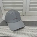 Minimalistische graue schnelltrocknende Baseballkappe mit roter Stickerei-Detail - 56-58cm Verstellbar / Grau