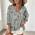 Gros plan d'un chemisier en mousseline à imprimé floral et col en V pour femmes - S / Hauts / Gris