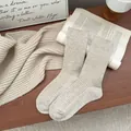 Calcetines gruesos de lana acanalada beige para mujer en un acogedor ambiente de estilo invernal - Talla única / Caqui Oscuro