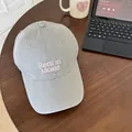 Casquette de baseball grise minimaliste avec broderie de lettres roses Rent in Mosté - 56-58cm Ajustable / Gris clair
