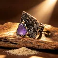 Makrodetail eines rohen Amethyst-Edelsteins in einem verstellbaren Ring im Retrostil - Einstellbar Offen / Amethyst