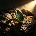 Detailansicht eines goldfarbenen Rings mit gehämmerter Textur und grünem Edelstein - Einstellbar Offen / Grüner Jade Stil
