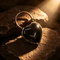 Vue détaillée d'un pendentif cœur en onyx noir de style bohème vintage en bronze - En Forme de Cœur / Agate noire