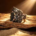 Detailaufnahme eines verstellbaren Vintage-Rings mit schwarzem Rohstein und Goldakzenten - Einstellbar Offen / Schwarzer Turmalin