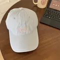 Casquette de baseball bleu clair de style coréen avec broderie rose Rent in Mosté chic - 56-58cm Ajustable / Bleu clair