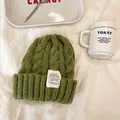 Elegante berretto verde a trecce con toppa vintage per un caldo inverno accogliente. - 55-59cm / Verde erba