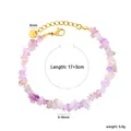 Vue détaillée du bracelet en éclats de cristal naturel violet avec chaîne en acier doré - Style Gravier d'Améthyste (BR2A020CG)