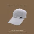 Vue détaillée d'une casquette de baseball en coton blanc brodée DYJ en noir - 55-59cm (Réglable) / Blanc