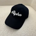 Κλασικό μαύρο καπέλο μπέιζμπολ με κομψό λευκό κέντημα Alpha σε καλλιγραφική γραμματοσειρά - 56-59cm (Ρυθμιζόμενο) / Μαύρο
