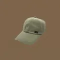 Gros plan d'une casquette de baseball vert olive brodée DYJ sur fond marron. - 55-59cm (Réglable) / Vert Haricot