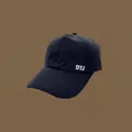 Détail de profil d'une casquette de baseball noire avec broderie DYJ sur fond marron - 55-59cm (Réglable) / Noir