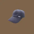 Gros plan d'une casquette de baseball gris foncé avec broderie DYJ pour femmes - 55-59cm (Réglable) / Gris