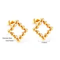 Vue détaillée des boucles d'oreilles carrées perlées plaquées or 16 mm en acier inoxydable. - Square Hollow (EA539701G) / Or