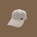 Vue détaillée d'une casquette de baseball beige avec broderie DYJ et bord surpiqué - 55-59cm (Réglable) / Beige