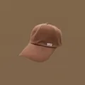 Vue détaillée d'une casquette de baseball en coton marron avec broderie - 55-59cm (Réglable) / Marron