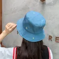 Vista trasera de un sombrero de pescador en denim azul con bordado amarillo para el sol - 54-58cm / Azul Denim
