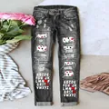Detailansicht der Distressed-Jeans mit Herz-Aufnähern und Alphabet-Print. - S / Unterteile / Schwarz mit weißen Herz-Alphabeten