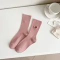 Calze rosa da donna con strisce verticali e dettaglio ricamato a cartone animato - Taglia unica / Rosa
